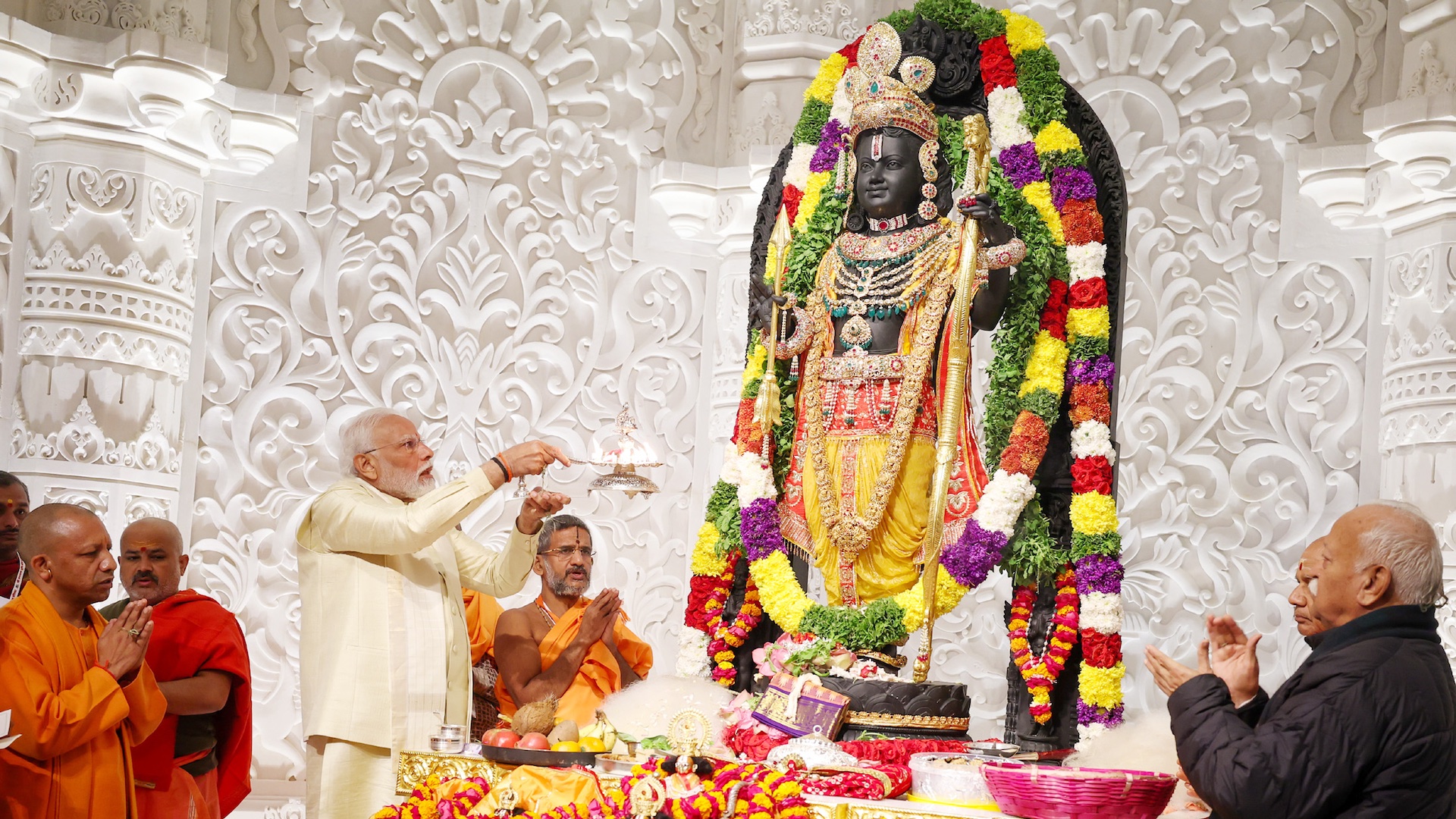 Le PM Modi inaugure le temple historique de Ram lors de la cérémonie d'Ayodhya